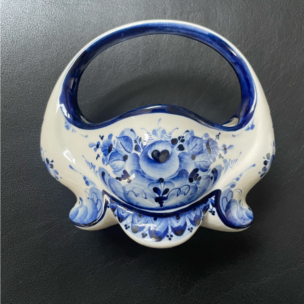 Candy Porcelain Basket ‘Gzhel’ in cobalt blue and white
